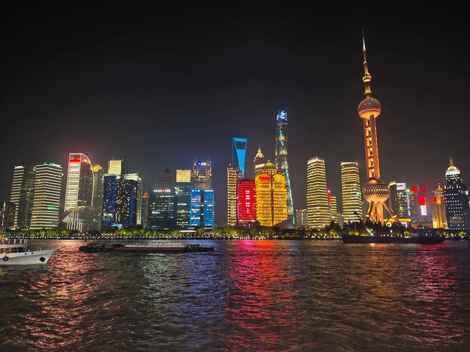 上海夜晚生活超多彩，外滩漫步领略梦幻城市天际线