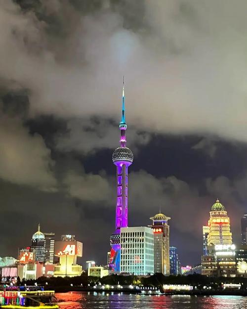 上海夜生活魅力四射，璀璨外滩夜游与对岸摩天大楼交相辉映