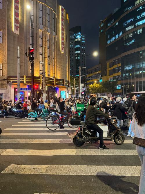 上海夜晚活力无限！街头漫步感受独特风情，却有小遗憾？