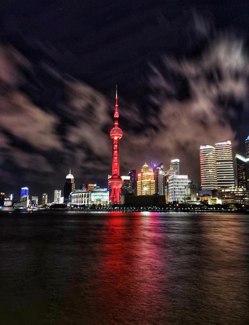 上海夜晚多姿多彩，外滩夜景迷人，快来领略这座城的魅力