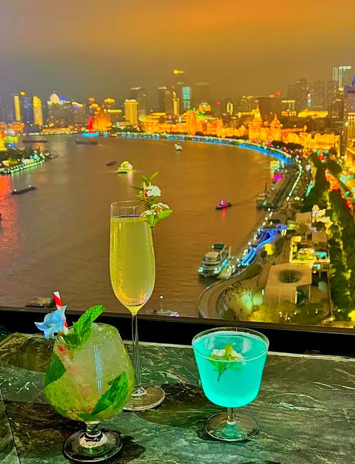 上海夜晚生活丰富多彩，酒吧与外滩高端餐馆消费大不同